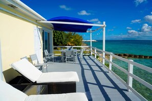 Terrace/patio - Beachfront Water's Edge Cottage with pool (newly renovated) (Spanish Wells)