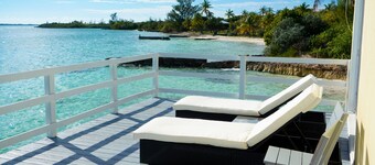 Beachfront Water's Edge Cottage with pool (newly renovated)