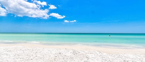 在海灘附近、躺椅、沙灘巾