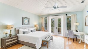 4 室のベッドルーム、デスク、アイロン / アイロン台、旅行用ベビーベッド