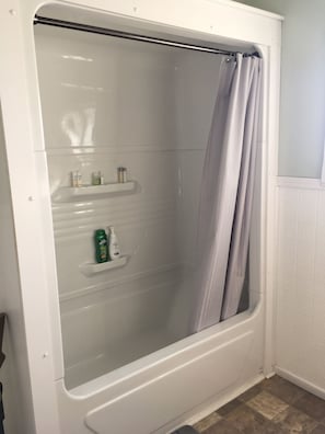 Ensemble douche/baignoire, sèche-cheveux, serviettes fournies, savon