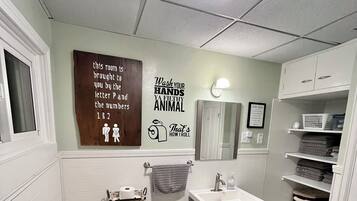 Duschwanne, Haartrockner, Handtücher, Seife