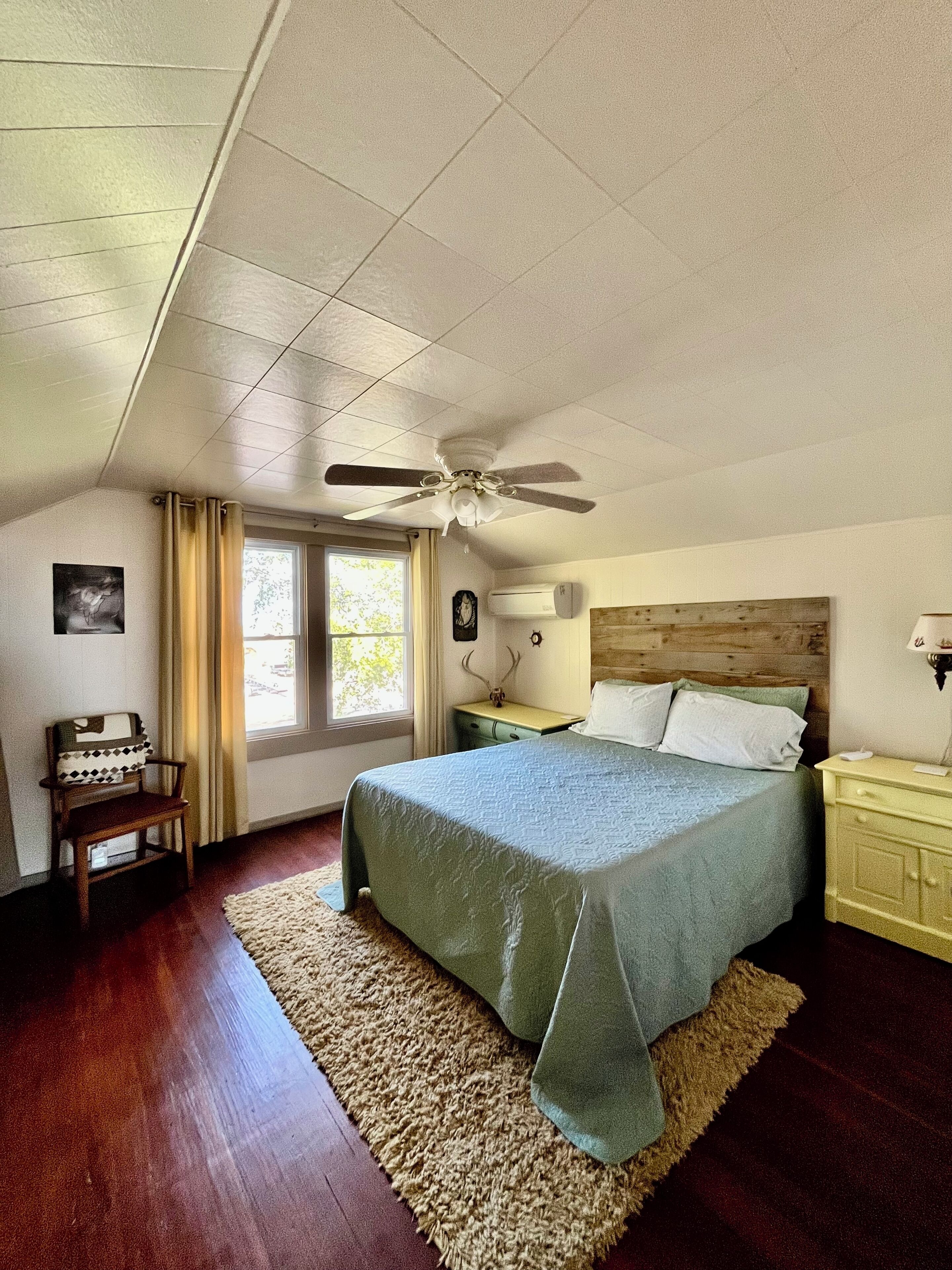 5 bedrooms, desk, iron/ironing board, travel crib