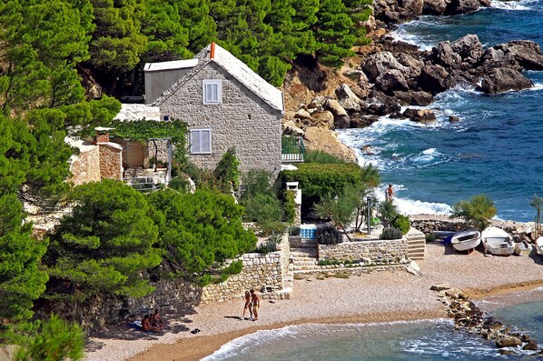 A stone house with a balcony overlooking a rocky beach and the sea. - Perfect Beachfront Holiday In a Secluded Traditional Stone House With Pool (Mimice)
