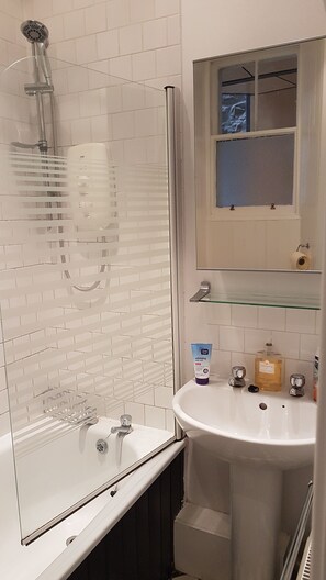 Secadora de cabello, toallas, jabón, papel de baño