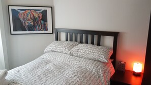 1 habitación, tabla de planchar con plancha, wifi y ropa de cama