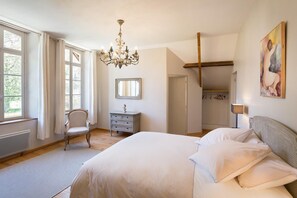 特色装修、特色家居、办公桌、遮光窗帘