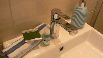 ฝักบัว, ของใช้ในห้องน้ำฟรี, ไดร์เป่าผม, ผ้าเช็ดตัว