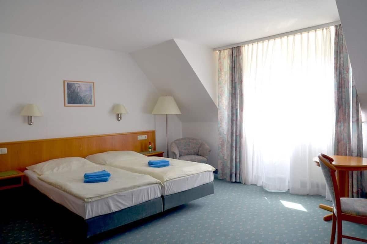 Minibar, escritorio, wifi gratis y ropa de cama