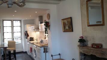 Appartement Duplex Supérieur, plusieurs lits, non-fumeurs, vue ville | Cuisine privée | Réfrigérateur, micro-ondes, four, plaque de cuisson