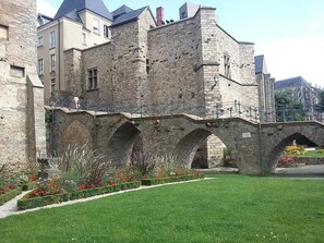 A stone bridge with arches connecting two buildings. - Appartement Relais Saint Pavin (Le Mans)