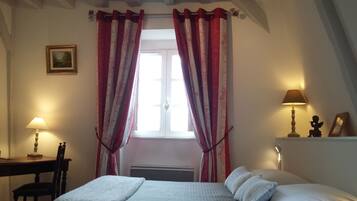 Alloggio Superior su due livelli, letti multipli, non fumatori, vista città | Una cassaforte in camera, con stile personalizzato