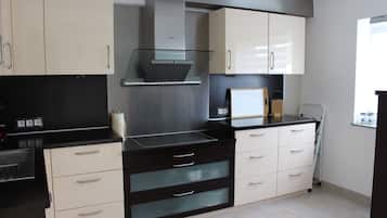 Deluxe House, Multiple Beds | Private kitchen | Fridge, stovetop, dishwasher, coffee/tea maker