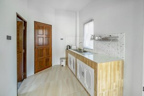 Standard Villa, 1 Bedroom | Private kitchenette | Fridge, stovetop, electric kettle, cookware/dishes/utensils - Lay back Villa (Krabi)