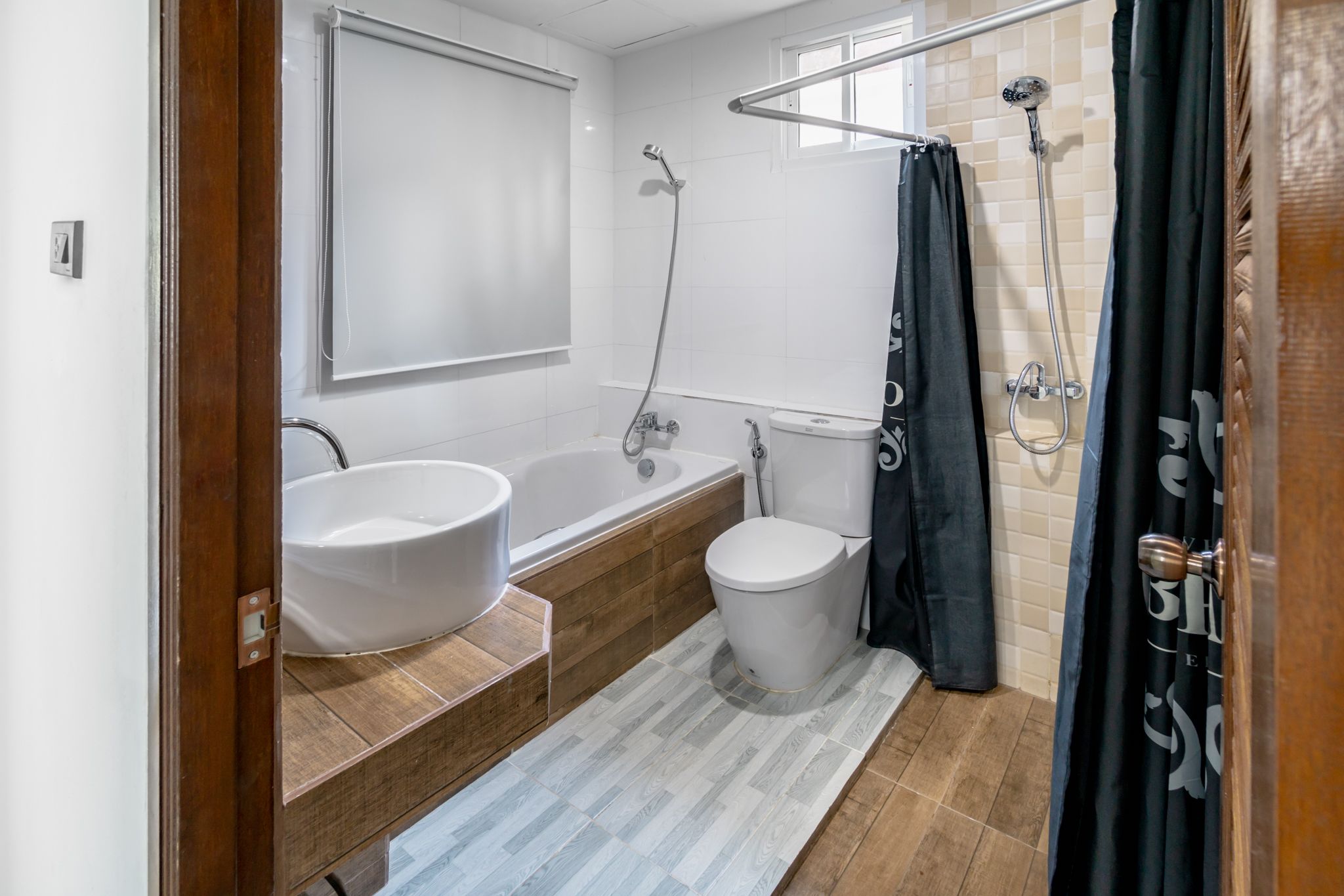 Un baño moderno con bañera, dos lavamanos, inodoro y ducha.