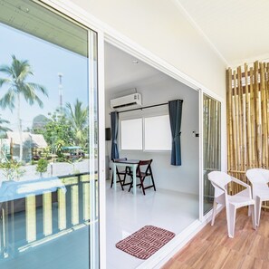 Standaard villa, 1 slaapkamer | 1 slaapkamer, individueel gemeubileerd, een bureau