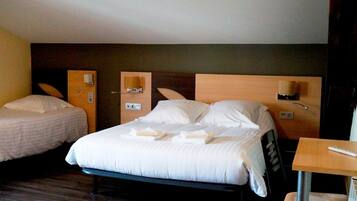 Dreibettzimmer | Verdunkelungsvorhänge, schallisolierte Zimmer, Bügeleisen/Bügelbrett