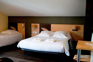 Triple Room | Blackout drapes, soundproofing, iron/ironing board - Hôtel Bellevue (Hendaye)