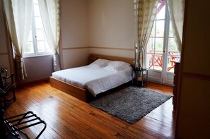 Superior Double Room | Blackout drapes, soundproofing, iron/ironing board - Hôtel Bellevue (Hendaye)