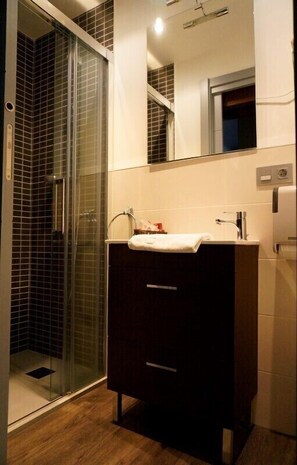 Superior tweepersoonskamer | Badkamer | Een douche, gratis toiletartikelen, een haardroger, handdoeken