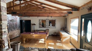 A cozy room with a pool table, a billiards table, and a comfortable seating area. - Perfect for family gatherings, escapes, retreats or seasonal vacations (Pinetop)