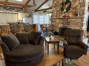 电视、壁炉、DVD 播放器、影片库