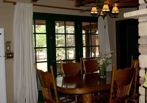 Dining - Perfect for family gatherings, escapes, retreats or seasonal vacations (Pinetop)