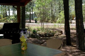 Outdoor dining - Perfect for family gatherings, escapes, retreats or seasonal vacations (Pinetop)