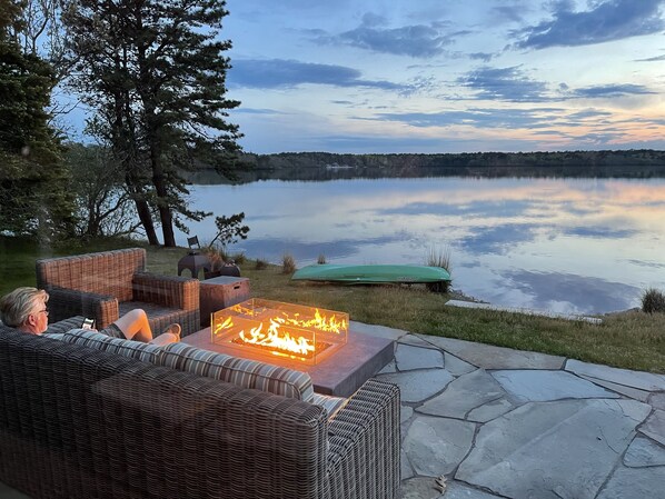 Terrace/patio - ★Waterfront & on Bike Path★Firepit ★Private beach★Bikes★Kayaks★Sm.dog OK💥Sunsets (Harwich)