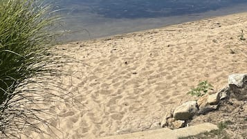 Na praia, espreguiçadeiras, toalhas de praia