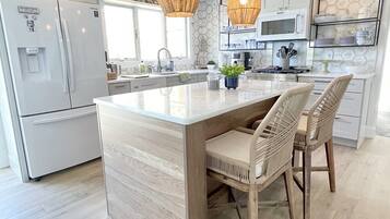 Geladeira, micro-ondas, fogão, cooktop