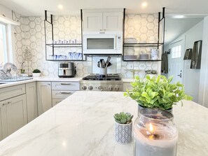 Fridge, microwave, oven, stovetop - ★Waterfront & On Bike Path★Firepit ★Private beach★Bikes★Kayaks★Sm.Pet OK💥Sunsets (Harwich)