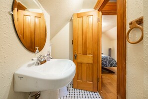 أحواض استحمام، مجففات شعر، مناشف، ص�ابون