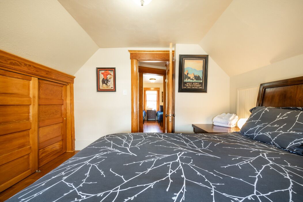 3 habitaciones, tabla de planchar con plancha, wifi y ropa de cama 