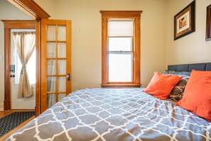 3 عدّة غرف نوم ومكواة/لوح كي وواي فاي وملاءات أسرّة