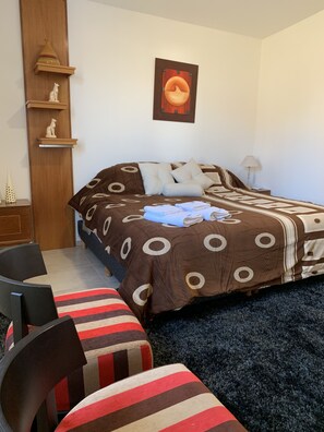 2 bedrooms, Egyptian cotton sheets, premium bedding, down comforters