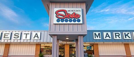 A storefront with a sign reading 'Morton's Steak Market' and 'ESTA MARK' on the facade.