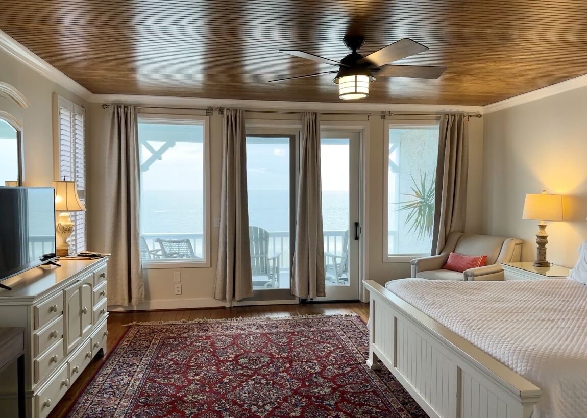 3 dormitorios, escritorio, tabla de planchar con plancha y cuna de viaje