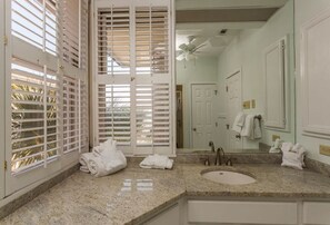 Chuveiro/banheira combinados, secador de cabelo, toalhas de banho 