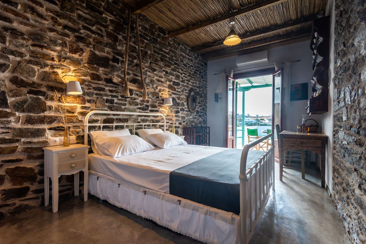 Studio | In-room safe, iron/ironing board, WiFi (free), bed sheets