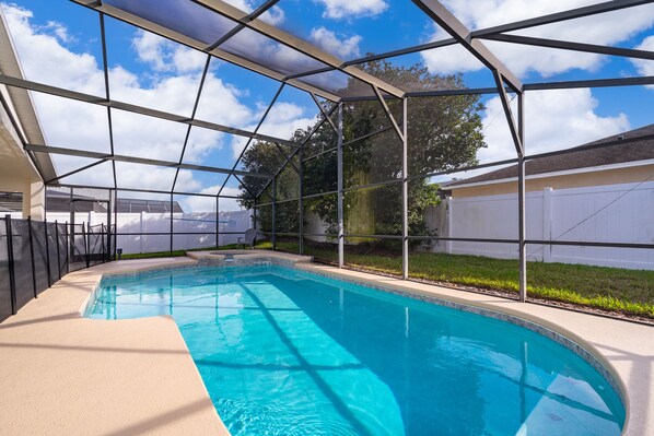 Una piscina al aire libre