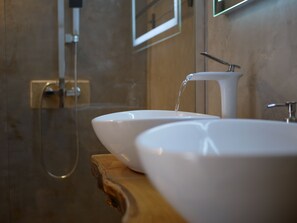Superior tweepersoonskamer (La Voute) | Badkamer met wastafel