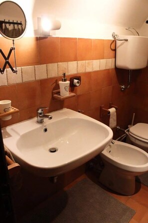 Værelse til 4 personer | Badeværelse | Gratis toiletartikler, hårtørrer, badekåber, bidet