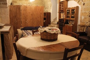 Quadruple Room | Living area | Flat-screen TV - Malta & Tufo (Altamura)