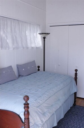 2 bedrooms, iron/ironing board, travel cot, free WiFi - Ocean Views! Turnkey  Absolutely Charming N Laguna Beach House (Laguna Beach)