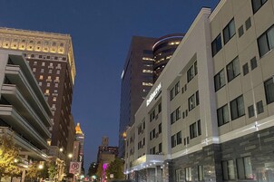 Un hotel moderno con fachada de vidrio, varios pisos y un llamativo letrero que dice "Residence Inn".
