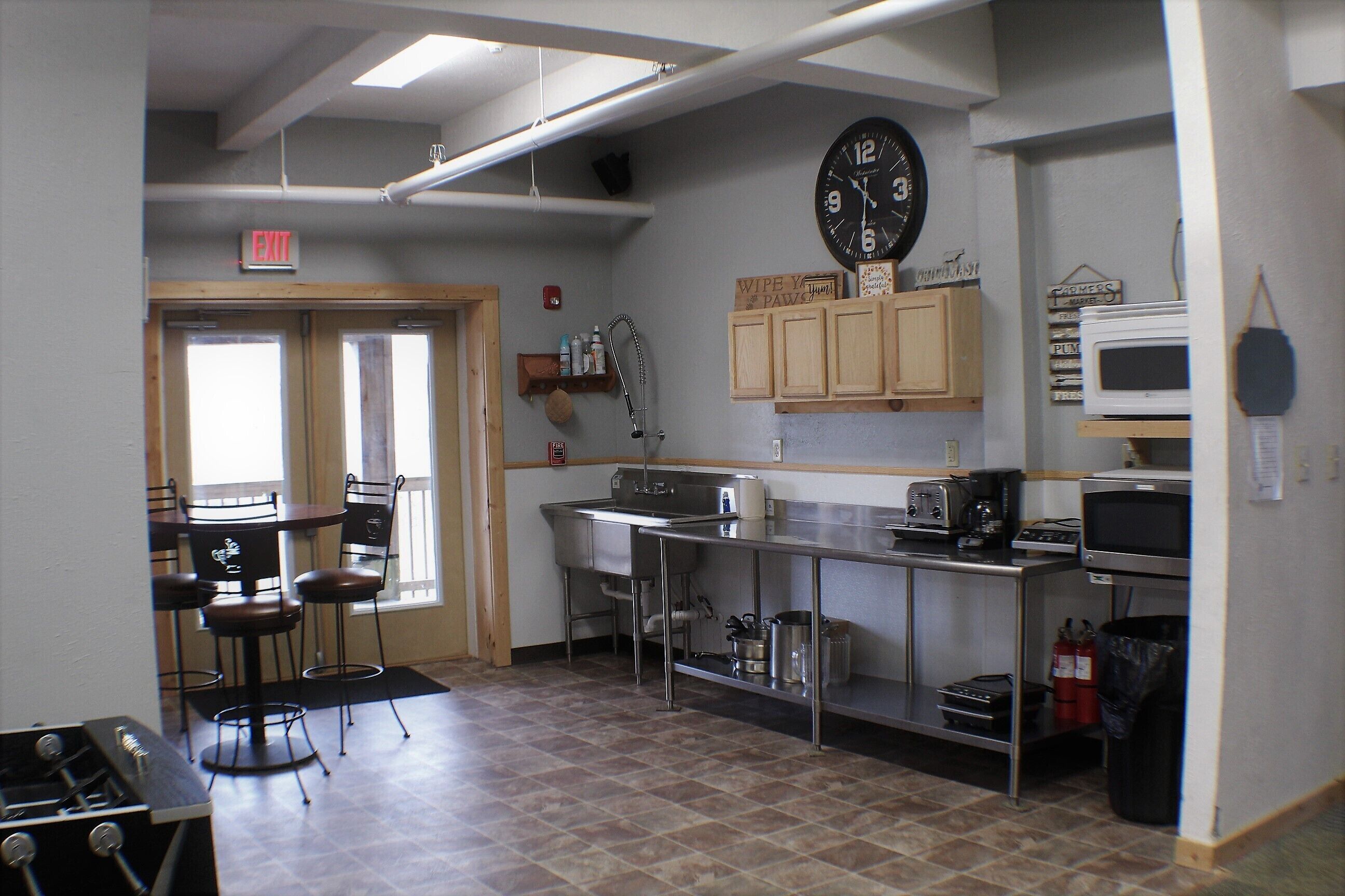 Réfrigérateur, micro-ondes, cafetière/bouilloire, grille-pain