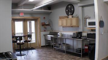 Réfrigérateur, micro-ondes, cafetiÚre/bouilloire, grille-pain