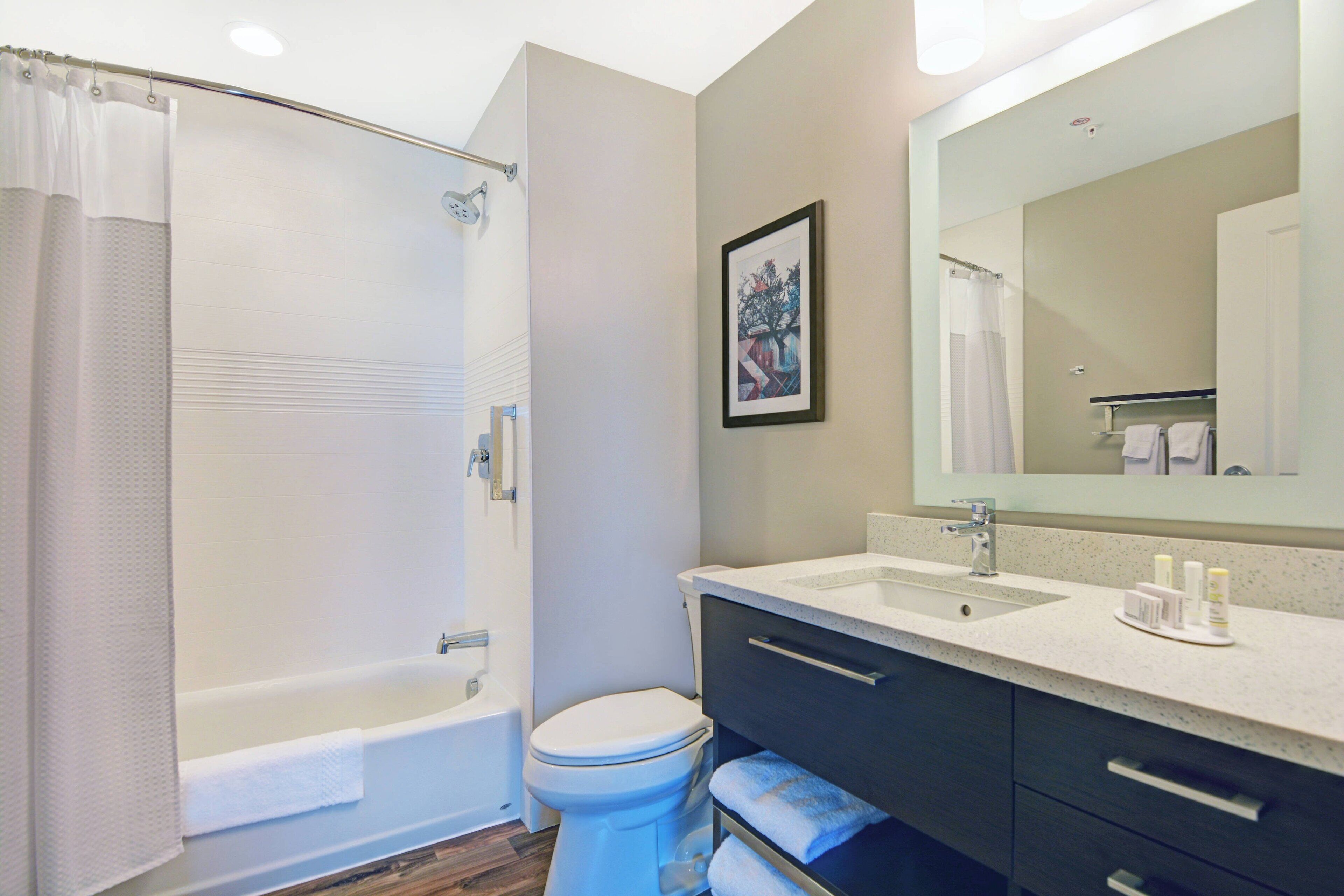 Un baño moderno con bañera, inodoro y tocador.