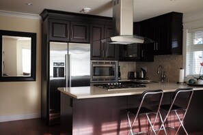 Frigorífico, microondas, horno y placa de cocina